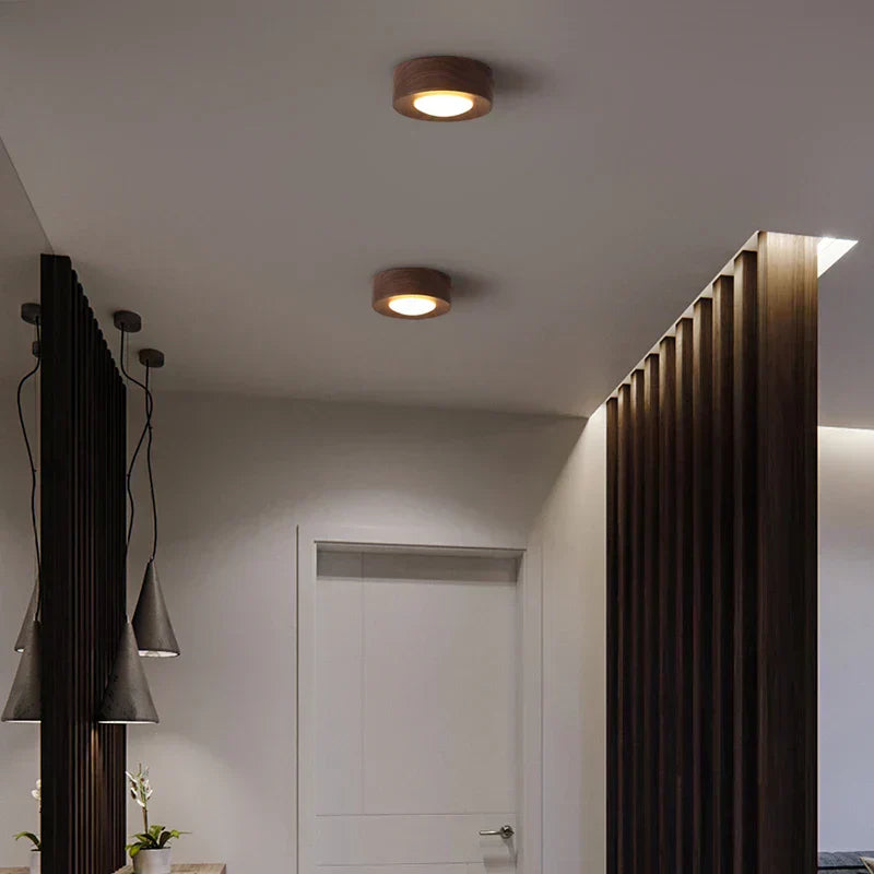 Sovrik – Taklampe laget av valnøtttre med LED-spotlight
